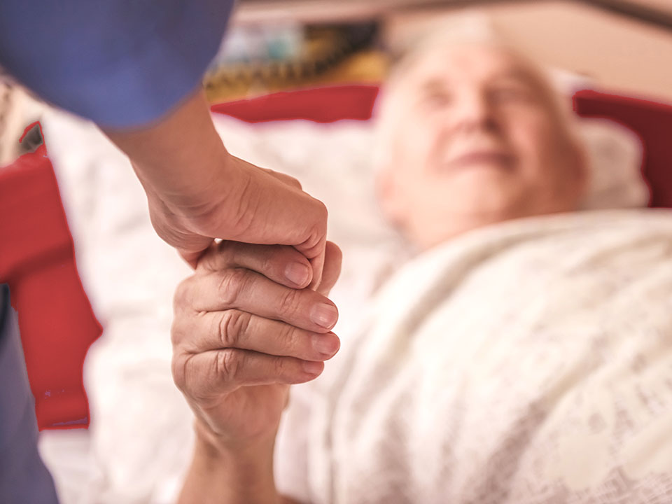 Staatlich anerkannte Krankenpflege- / AltenpflegehelferIn (m/w/d) in Voll- und Teilzeit